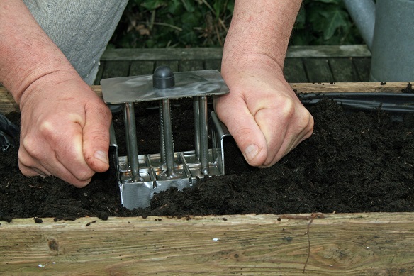 pottenpers, kluitjespers, perskluitjes, zaaikluitjes, aardkluitjes, pottenpers kopem, pottenpers aanschaffen, perspotjes, teelkluitjes maken, hoe maak ik teelkluitjes, perskluitjes maken, hoe maak ik pers kluitjes, erdtopfpresse, soil blocker, presse motte, ijzeren pottenpers, stalen pottenpers, metalen pottenpers, 4 x 4 x 5 pottenpers, 4 x 4 x 5 kluitjespers, vrekenzaden, zaaikalender, groetentelen, groenten kweken, kweekkas, toebehoren. zaai toebehoren, zaadhandel, zaadhandelaar, zaad groothandel, perspot apparaat, perspot apparaat kopen, hand pers potjes pers. handpers potjespers, tafelmodel pottenpers, tafelmodel pottjes pers, potjes pers